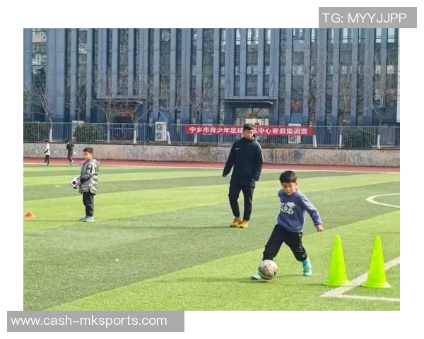 感谢足球教练辛勤付出与无私奉献让我们在球场上成长与进步 感谢足球教练辛勤付出与无私奉献让我们在球场上成长与进步