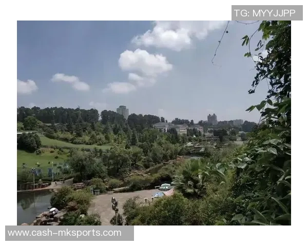 曲靖城市足球场美丽风景与热情赛事的完美结合展示 曲靖城市足球场美丽风景与热情赛事的完美结合展示